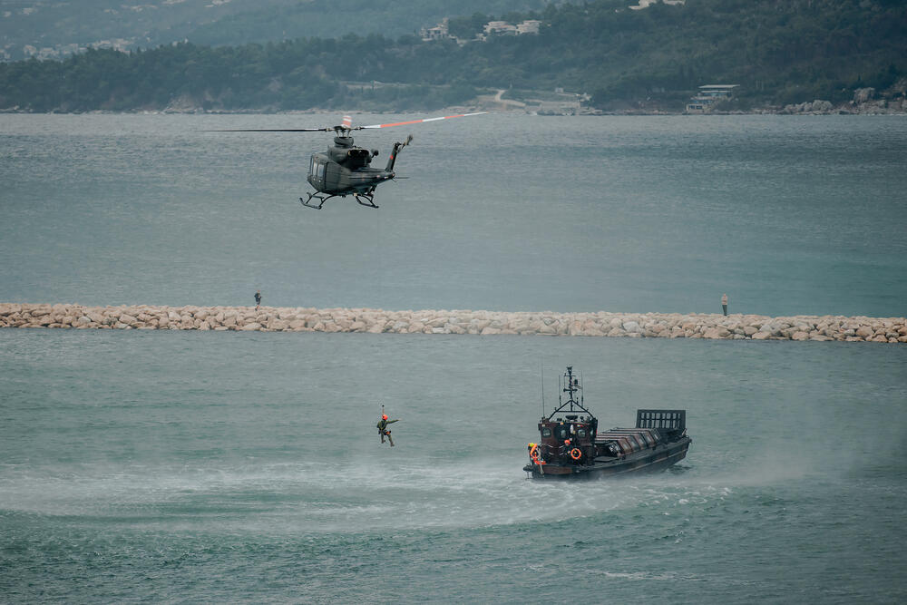 <p>"Svi navijamo za mir i da vojska nikada ne bude u službi vojnih aktivnosti, već više u službi podrške građanima na razne načine, ali obaveza je naše vojske i partnerskih zemalja da budemo spremni na sve situacije", rekao je on</p>