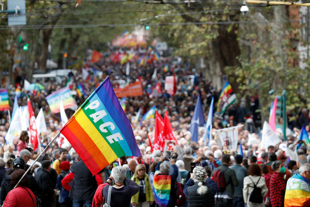 <p>Slanje oružja nije pomoglo u prekidu rata, već ga je podsticalo, kazao je jedan od učesnika protesta</p>