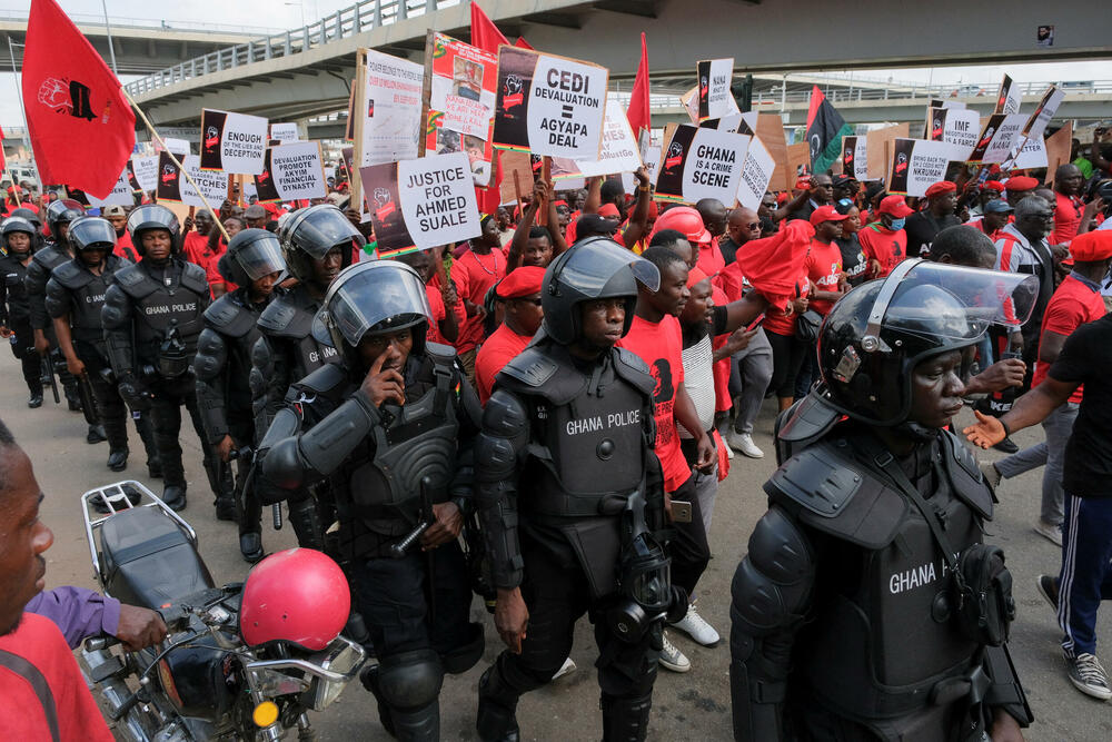 <p>Demonstranti su uglavnom nosili crvene majice, boje žalosti u Gani, sa natpisima "Bolje i da se ubijem" i pozvali na ostavku predsjednika i ministra finansija<br /> </p>