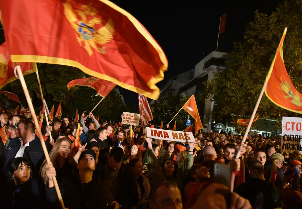 <p>U galeriji fotoreportera Vijesti pogledajte kako je bilo na protestu koji je večeras održan ispred Skupštine Crne Gore. Protest je održan pod sloganom "Ima nas".</p>