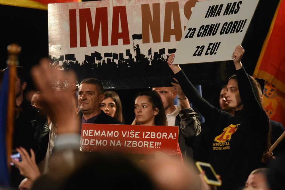 <p>U galeriji fotoreportera Vijesti pogledajte kako je bilo na protestu koji je večeras održan ispred Skupštine Crne Gore. Protest je održan pod sloganom "Ima nas".</p>