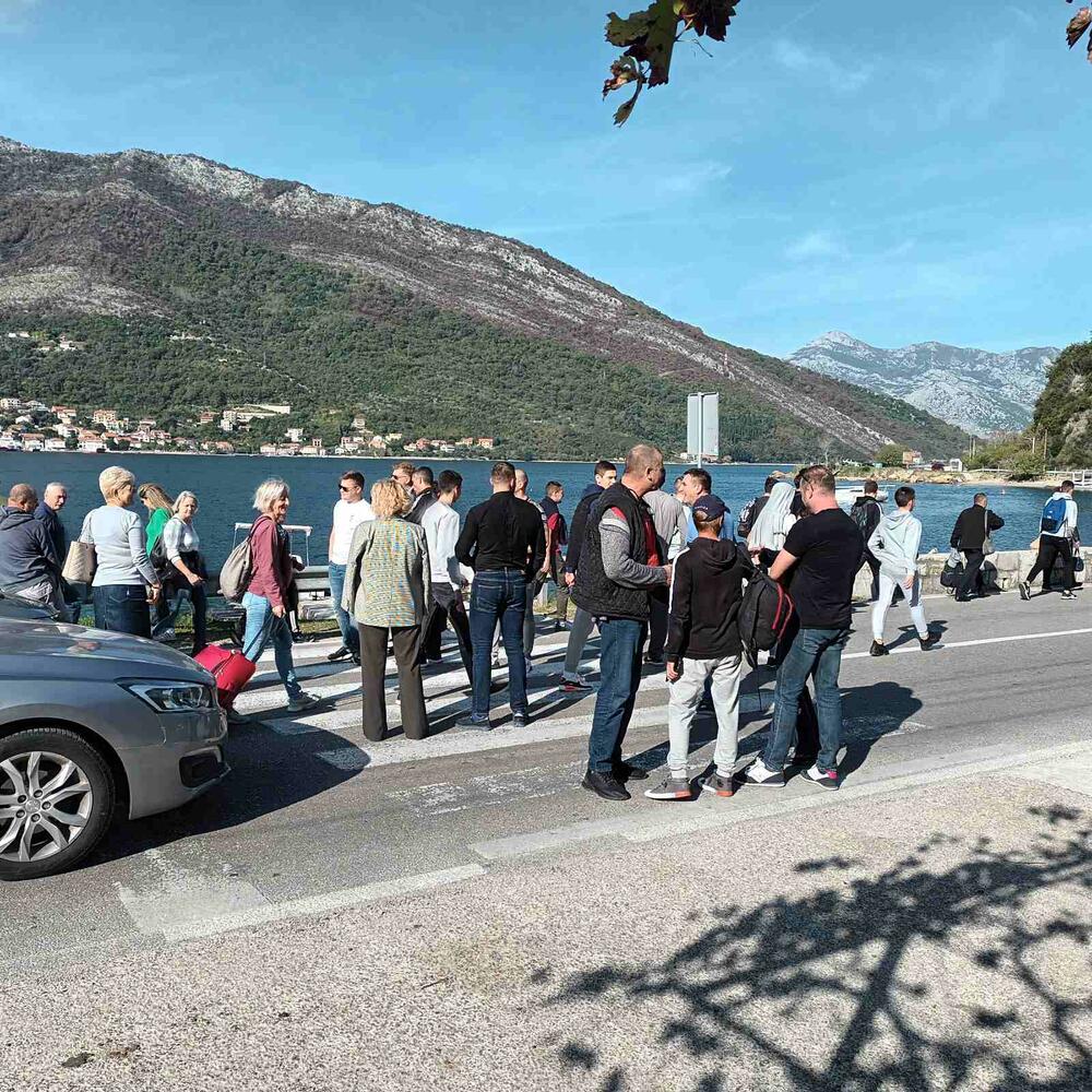 <p>Protestno okupljanje nekoliko desetina mještana Lepetana i blokadu magistrale koja je produžena u odnosu na prošlonedjeljni protest, pa je trajala pola sata duže – do 13.30 časova, obezbjeđivali su pripadnici policije</p>