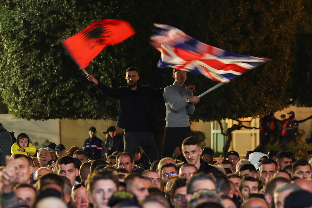 <p>Neki su zapalili svijeće u znak sjećanja na dvojicu muškaraca koji su, prema riječima opozicije, poginuli dok su bili u policijskom pritvoru</p>