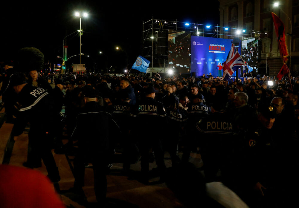 <p>Neki su zapalili svijeće u znak sjećanja na dvojicu muškaraca koji su, prema riječima opozicije, poginuli dok su bili u policijskom pritvoru</p>