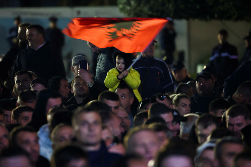 <p>Neki su zapalili svijeće u znak sjećanja na dvojicu muškaraca koji su, prema riječima opozicije, poginuli dok su bili u policijskom pritvoru</p>