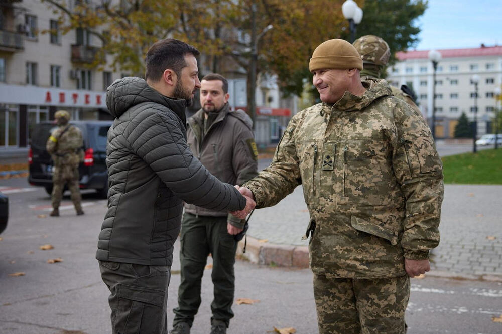 <p>Herson je bila jedina regionalna prijestonica koju su Rusi osvojili još u prvim danima invazije krajem februara, ali su odlučili da se iz nje povuku u novembru, tvdreći da je riječ o strateškom potezu</p>