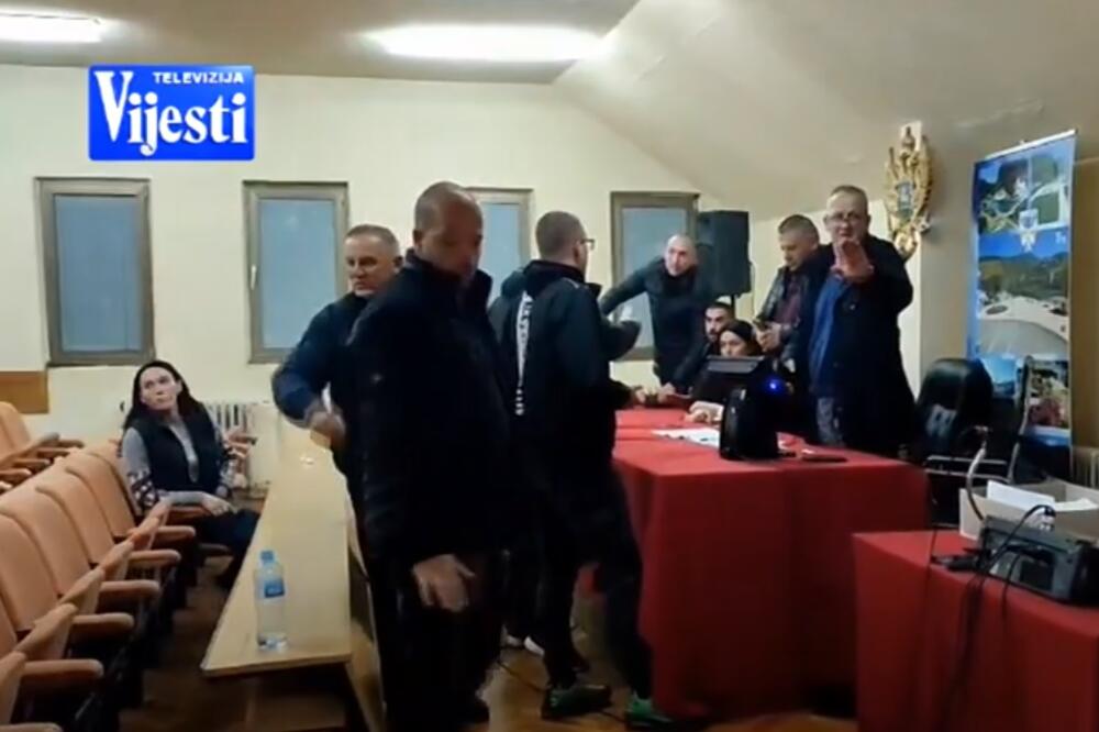 Detalj sa biračkog mjesta u zgradi Opštine Šavnik, Foto: Screenshoot/TV Vijesti