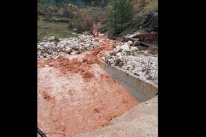 "Crvena" voda poplavila neka imanja u selu Kuta: "Ovo je strašno...