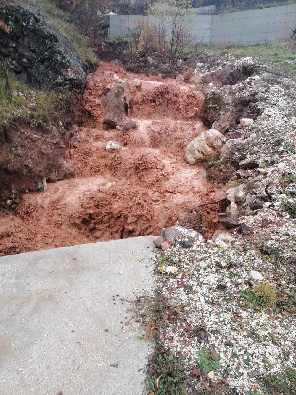 <p>Kako je predsjednik Opštine Nikšić Marko Kovačević objavio na svom Fejsbuk profilu "nakon ogromne kiše koja je pala, opštinske mašine pomažu u sanaciji kritičnih tačaka u selu Kuta"</p>