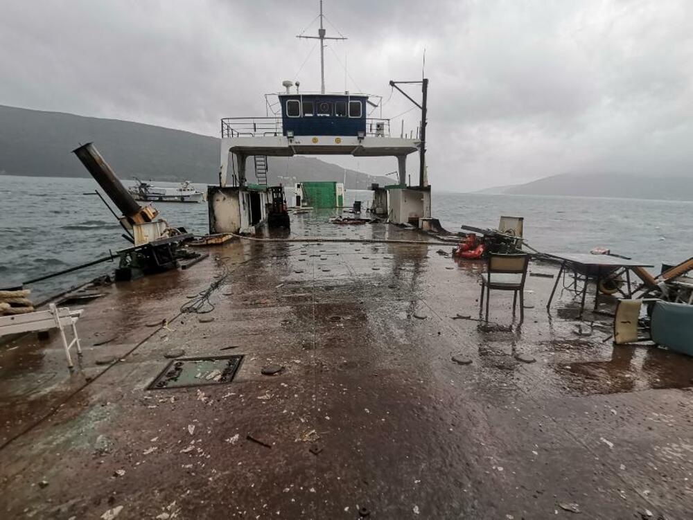 <p>Tehnički neispravan brod ostavljen u nesigurnom stanju na vezu na pristaništu Zmijice</p>