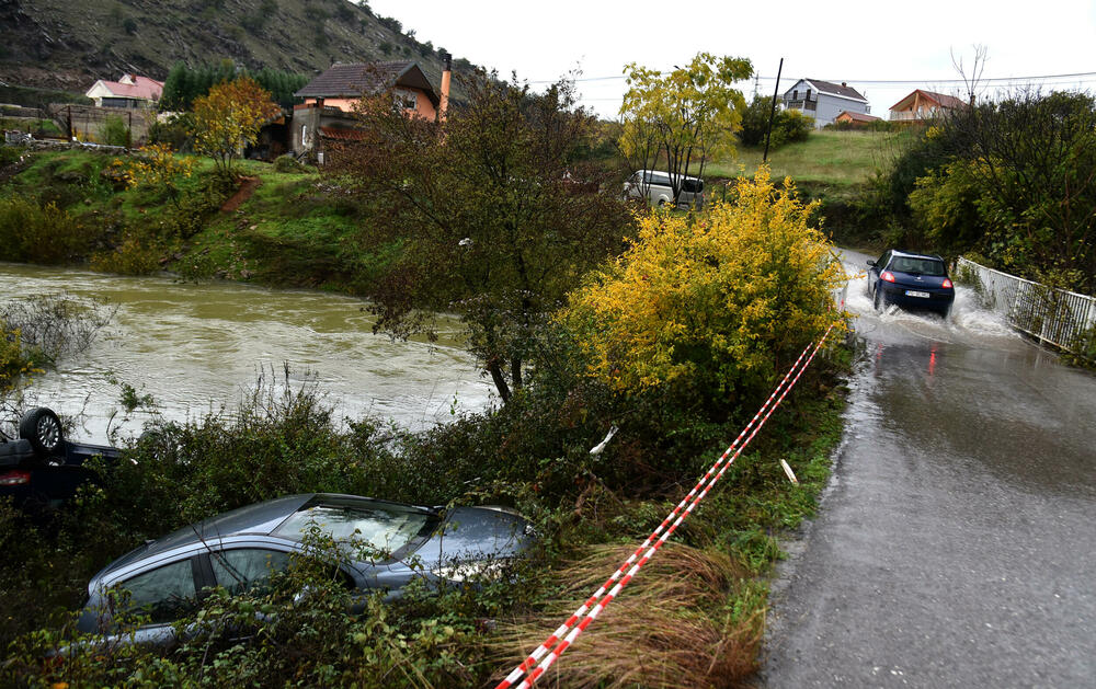 <p>Bujica u nedjelju odnijela tri života, nakon što je automobil sa tri člana porodice Koruga sletio u nabujali potok Širalija</p>