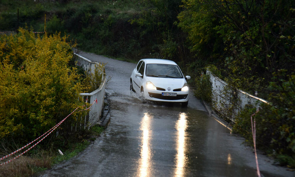 <p>Bujica u nedjelju odnijela tri života, nakon što je automobil sa tri člana porodice Koruga sletio u nabujali potok Širalija</p>