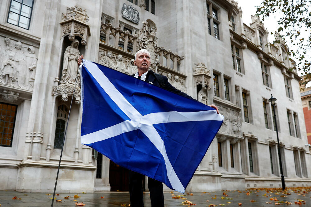 Pristalica nezavisne Škotske ispred Vrhovnog suda Velike Britanije, Foto: Reuters