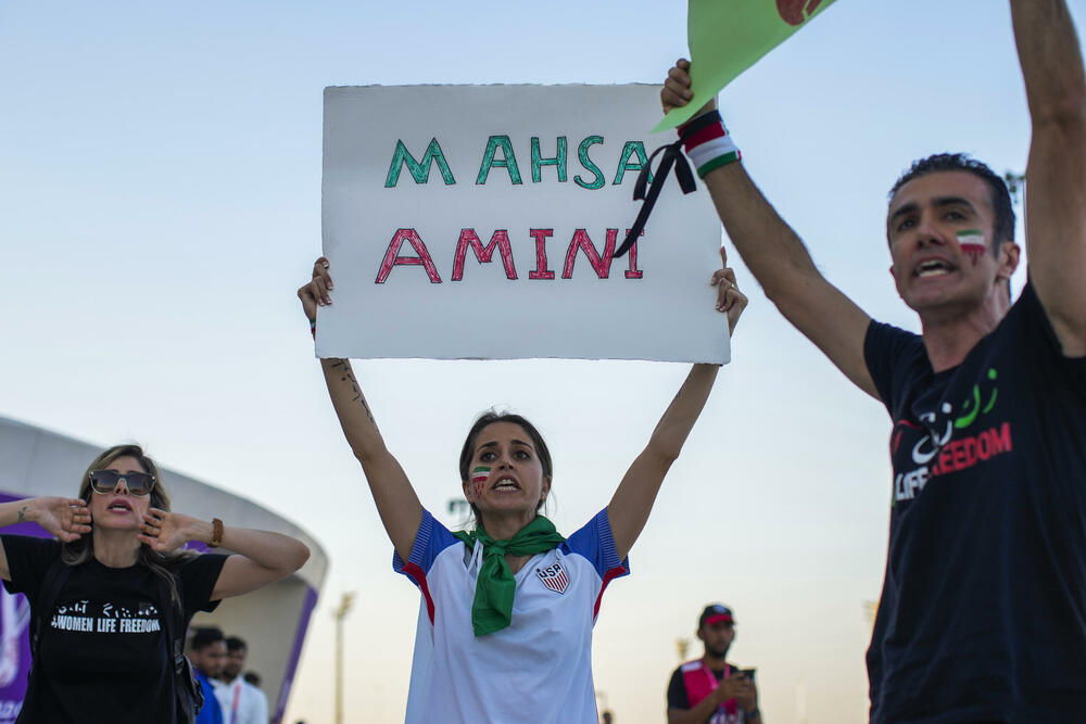 <p>Agencija AP je prenijela da su provladini navijači ispred stadiona maltretirali navijače koji su protiv iranske vlade</p>