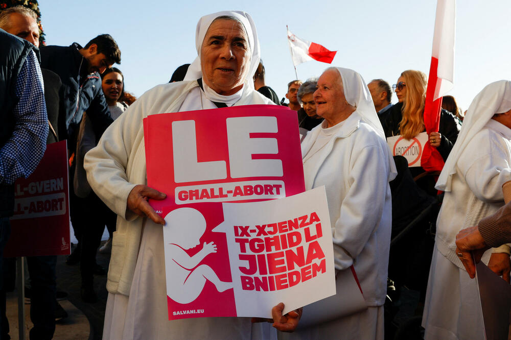 Protesti juče ispred zgrade vlade, Foto: Rojters