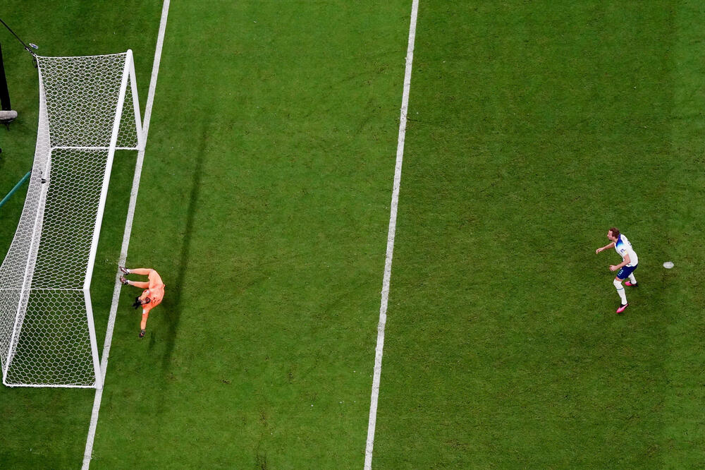 Lopta odlazi preko gola nakon šuta Harija Kejna, Foto: Reuters