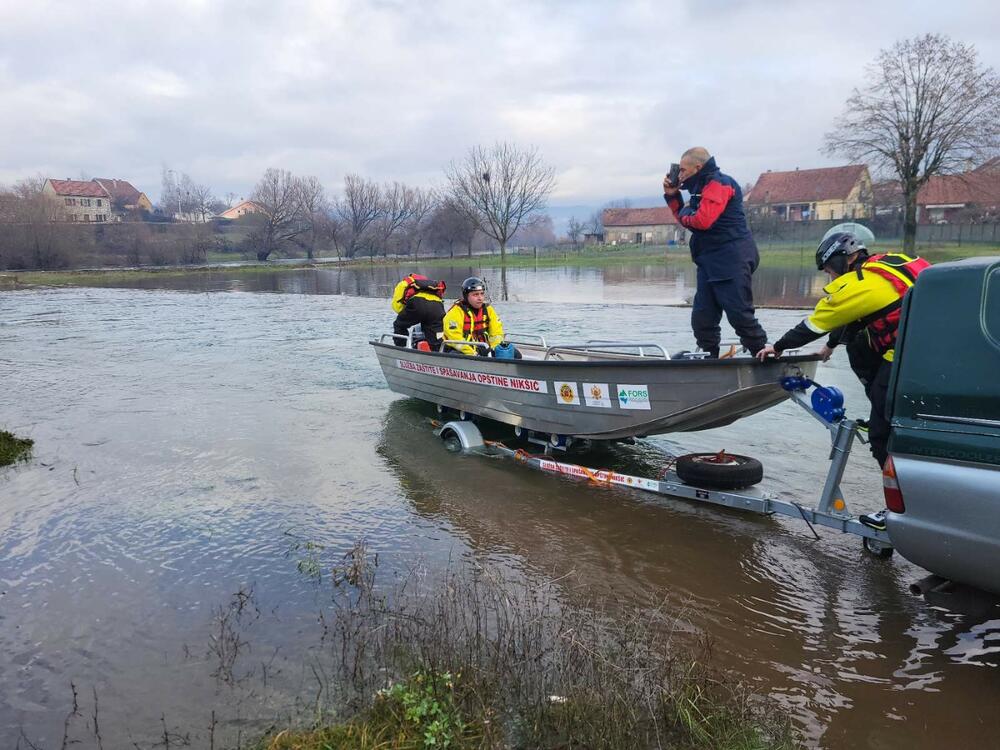 <p>"Radilo se uglavnom o crpljenju vode iz podrumskih i garažnih prostora naših sugrađana. Jutros je situacija povoljnija"</p>