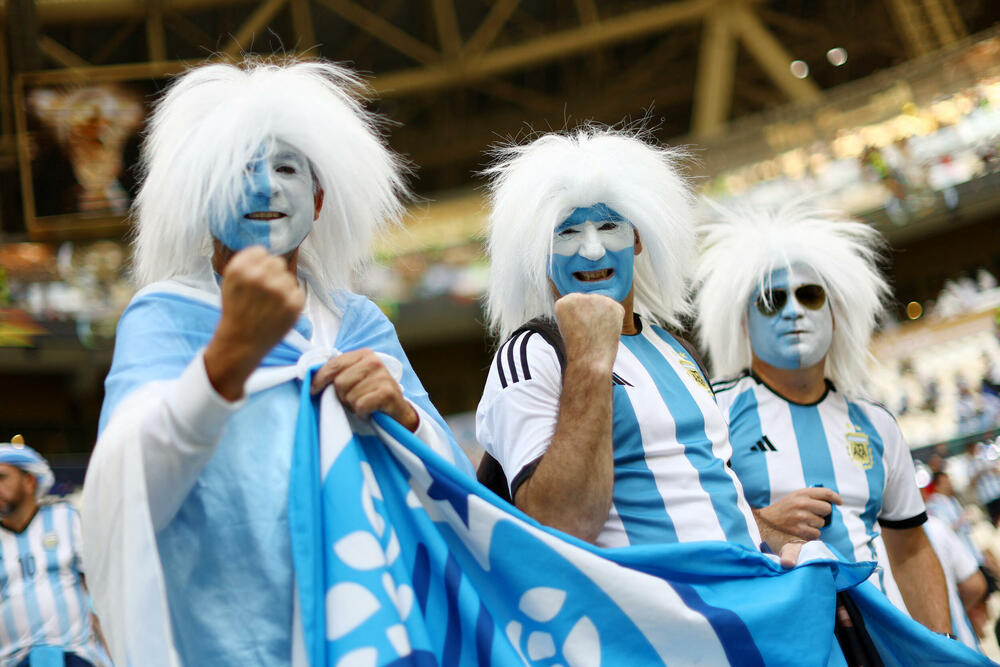 <p>Argentinci imaju ogromnu podršku, preko 50.000 ih je na stadionu, svi imaju isti san - titulu koju čekaju od 1986.</p>