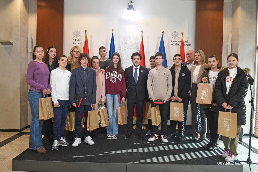 Pobjednici kviza sa premijerom Abazovićem, Foto: Vlada Crne Gore