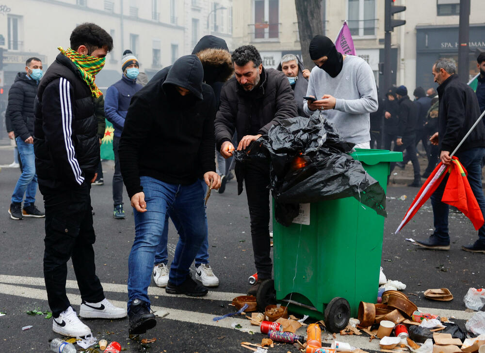 <p>Jedan 69-godišnjak je iz revolvera pucao je u petak na prolaznike u Parisu i ubio troje ljudi, a tri osobe ranio, saopštilo je parisko tužilaštvo</p>