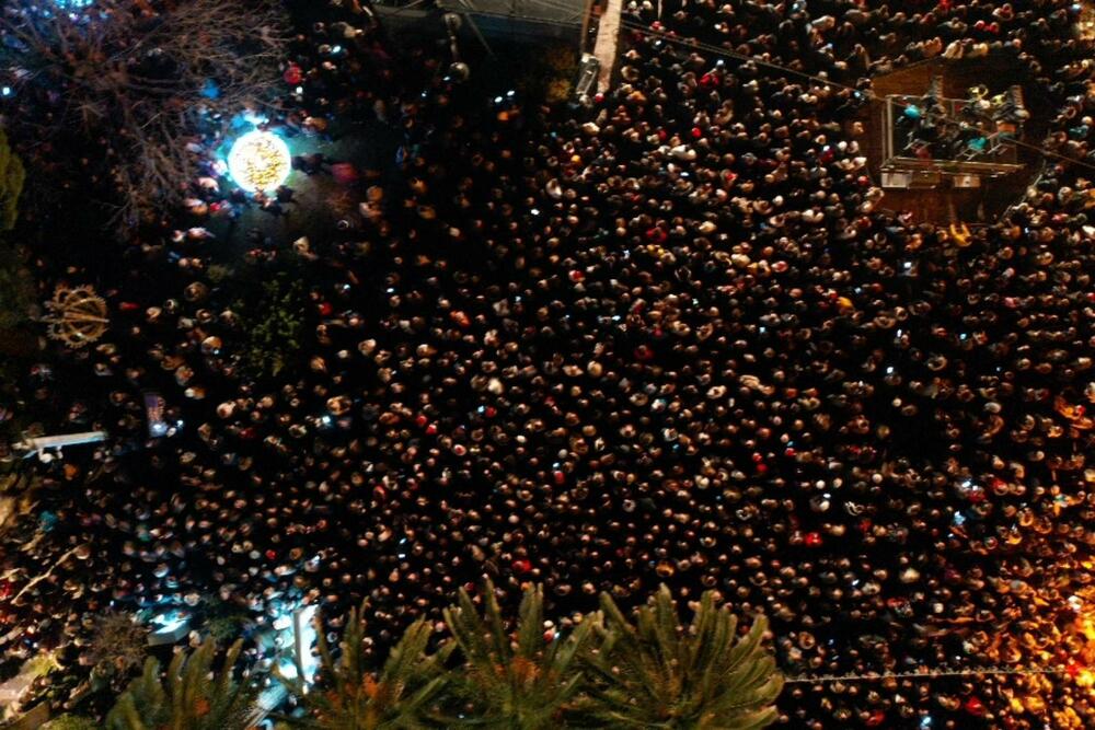 <p>Posjetioce je u Novu godinu uveo Zlatan Stipišić Gibonni. U Budvi će 1. januara nastupiti Sara Jo, Senidah i Dino Merlin.</p>