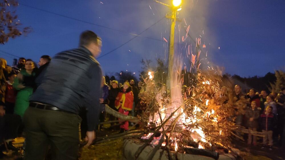 <p>Badnjak su donijeli članovi porodice Petrović Njegoš, a u njihovo ime obratio se Ljubo Petrović koji je kazao da su spašavali crkvu, a danas državu</p>