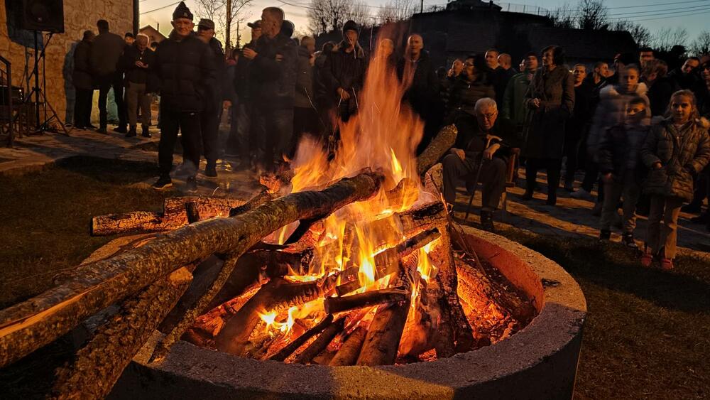 <p>Badnjak su donijeli članovi porodice Petrović Njegoš, a u njihovo ime obratio se Ljubo Petrović koji je kazao da su spašavali crkvu, a danas državu</p>