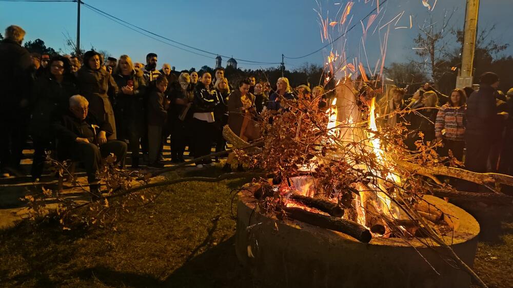 <p>Badnjak su donijeli članovi porodice Petrović Njegoš, a u njihovo ime obratio se Ljubo Petrović koji je kazao da su spašavali crkvu, a danas državu</p>