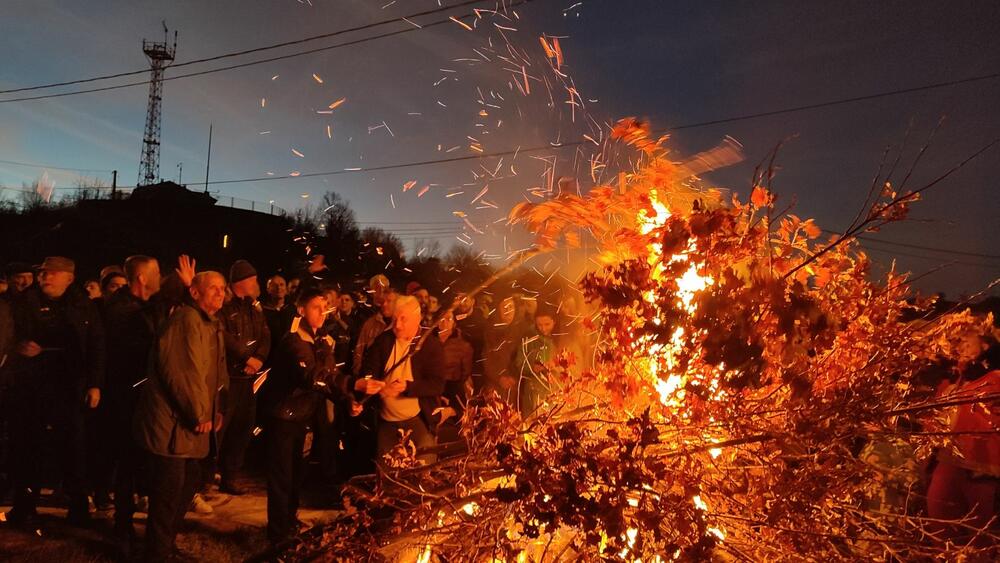 <p>Badnjak su donijeli članovi porodice Petrović Njegoš, a u njihovo ime obratio se Ljubo Petrović koji je kazao da su spašavali crkvu, a danas državu</p>