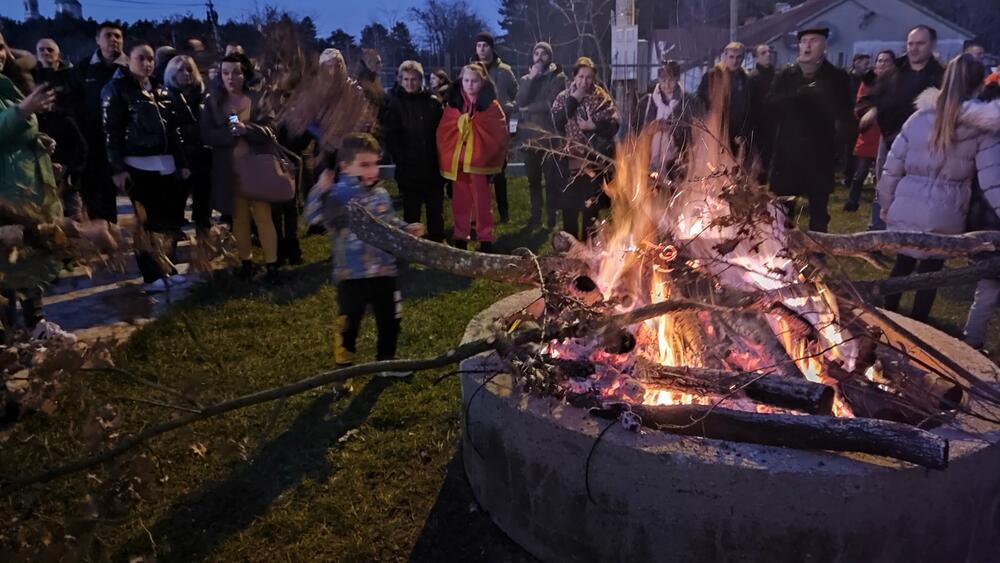 <p>Badnjak su donijeli članovi porodice Petrović Njegoš, a u njihovo ime obratio se Ljubo Petrović koji je kazao da su spašavali crkvu, a danas državu</p>