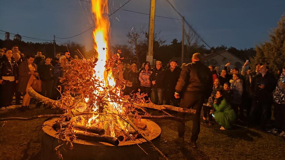 <p>Badnjak su donijeli članovi porodice Petrović Njegoš, a u njihovo ime obratio se Ljubo Petrović koji je kazao da su spašavali crkvu, a danas državu</p>