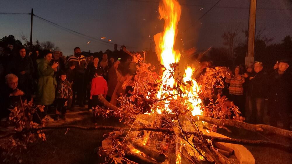 <p>Badnjak su donijeli članovi porodice Petrović Njegoš, a u njihovo ime obratio se Ljubo Petrović koji je kazao da su spašavali crkvu, a danas državu</p>