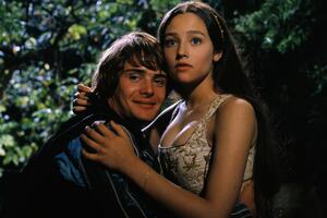 Romeo i Julija: Glavni glumci traže odštetu zbog "seksualnog...