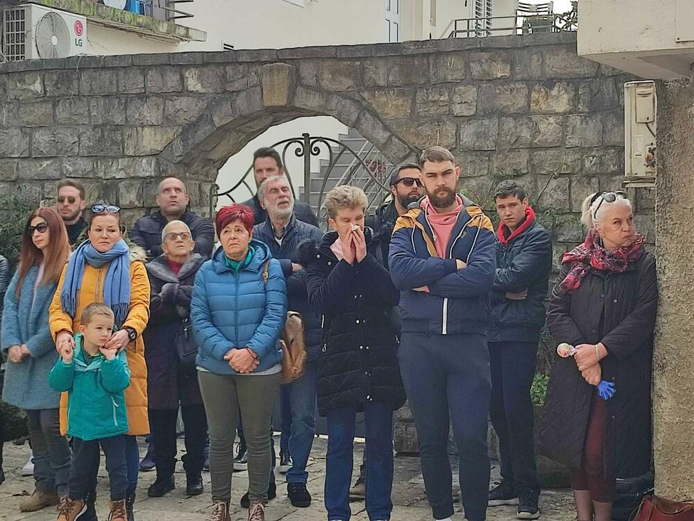 <p>Među okupljenima je bilo više glumaca, reditelja, pozorišnih i kulturnih radnika iz Crne Gore. Na protestu su bili i funkcioneri i lokalni rukovodioci opozicionih partija DPS, SDP, SD i HGI, a tu je bila i poslanica DPS u Skupštini Jovanka Laličić i potpredsjednik SDP-a Aleksandar Đurović</p>