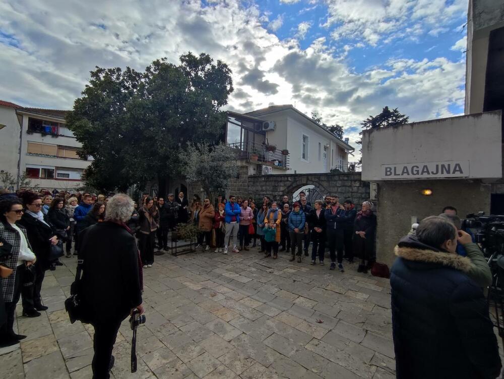 <p>Među okupljenima je bilo više glumaca, reditelja, pozorišnih i kulturnih radnika iz Crne Gore. Na protestu su bili i funkcioneri i lokalni rukovodioci opozicionih partija DPS, SDP, SD i HGI, a tu je bila i poslanica DPS u Skupštini Jovanka Laličić i potpredsjednik SDP-a Aleksandar Đurović</p>