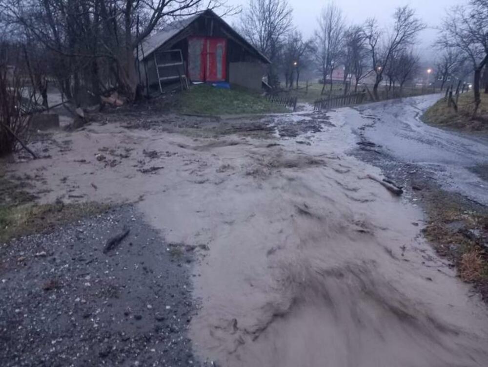 <p>Na više lokacija došlo do velikih odrona, poplava i klizišta</p>