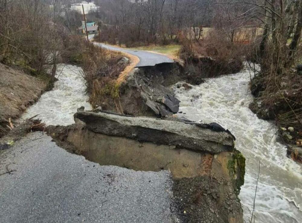 <p>Na više lokacija došlo do velikih odrona, poplava i klizišta</p>