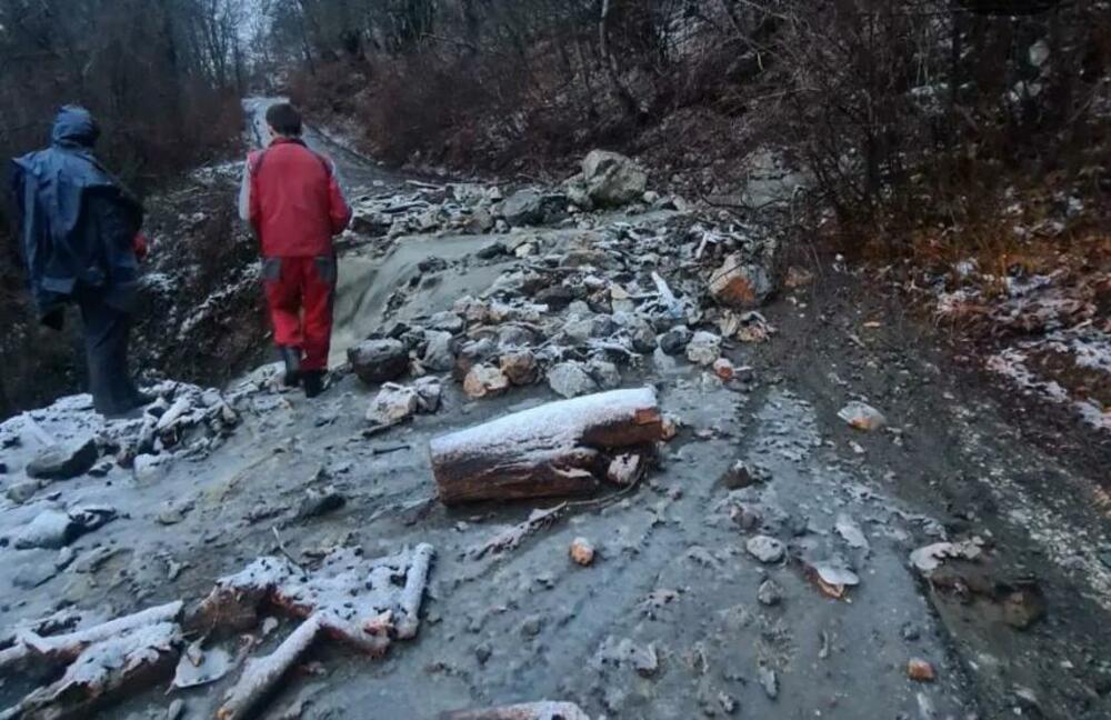 <p>Na više lokacija došlo do velikih odrona, poplava i klizišta</p>