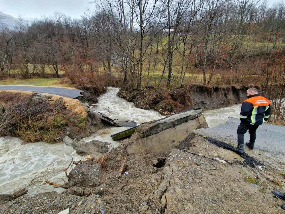 <p>Na više lokacija došlo do velikih odrona, poplava i klizišta</p>