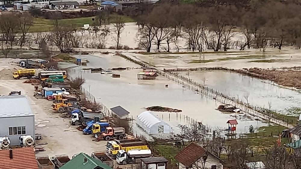 <p>Iz korita se izlila i Breznica u dijelu toka kod nekadašnje Klanice, nedaleko od ušća u Ćehotinu. Obilne padavine povećali su vodostaj i rijeke Vezišnice koja se izlila iz korita u dijelu toka ispod Termoelektrane Pljevlja plaveći okolna imanja</p>  <div contenteditable="false" tabindex="-1"> </div>