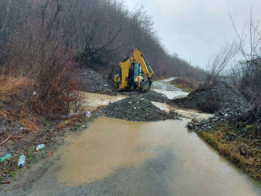 <p>Na više lokacija došlo do velikih odrona, poplava i klizišta</p>