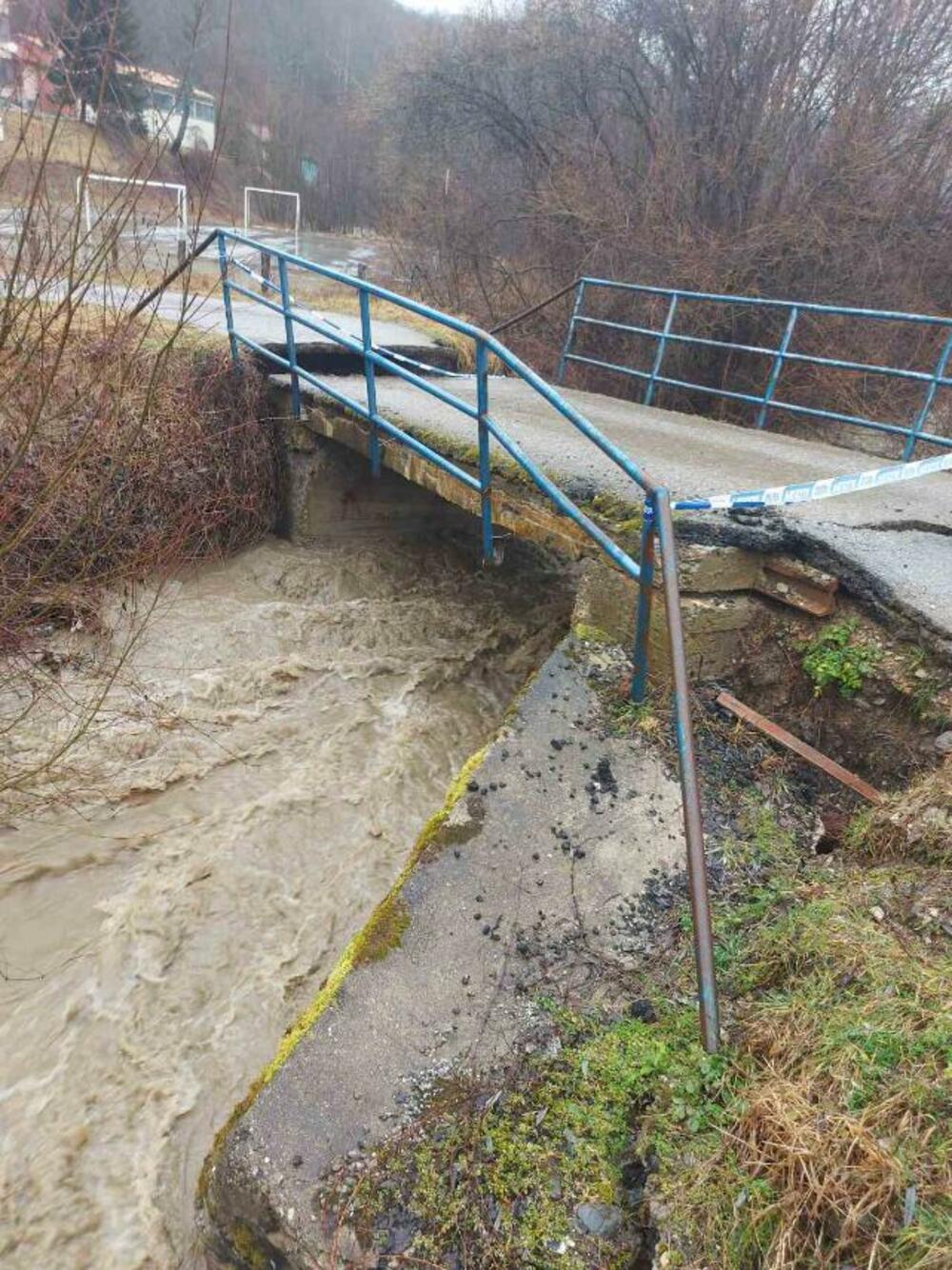 <p>Na više lokacija došlo do velikih odrona, poplava i klizišta</p>