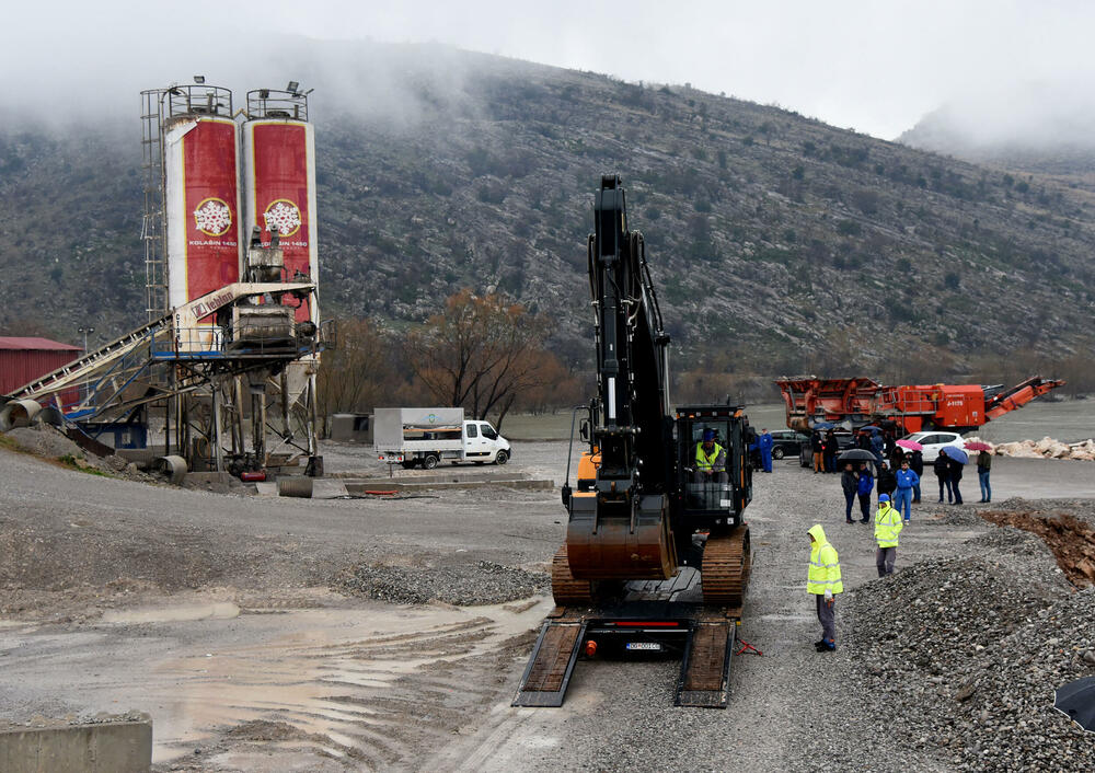 <p>Ministarstvo ekologije, prostornog planiranja i urbanizma izdalo je rješenje o uklanjanju objekta površine 315 metara kvadratnih i inženjerskog objekta</p>