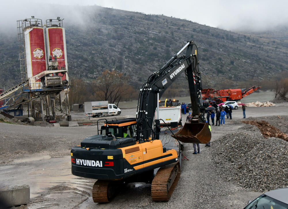 <p>Ministarstvo ekologije, prostornog planiranja i urbanizma izdalo je rješenje o uklanjanju objekta površine 315 metara kvadratnih i inženjerskog objekta</p>