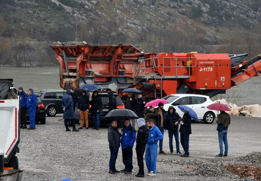 <p>Ministarstvo ekologije, prostornog planiranja i urbanizma izdalo je rješenje o uklanjanju objekta površine 315 metara kvadratnih i inženjerskog objekta</p>