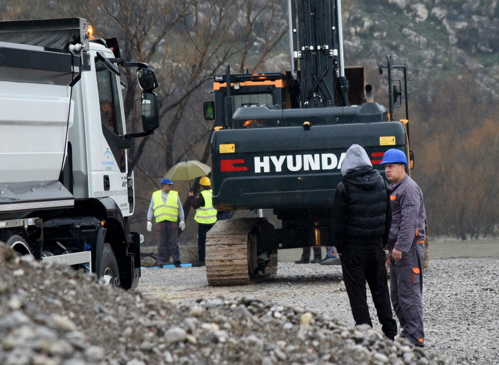 <p>Ministarstvo ekologije, prostornog planiranja i urbanizma izdalo je rješenje o uklanjanju objekta površine 315 metara kvadratnih i inženjerskog objekta</p>