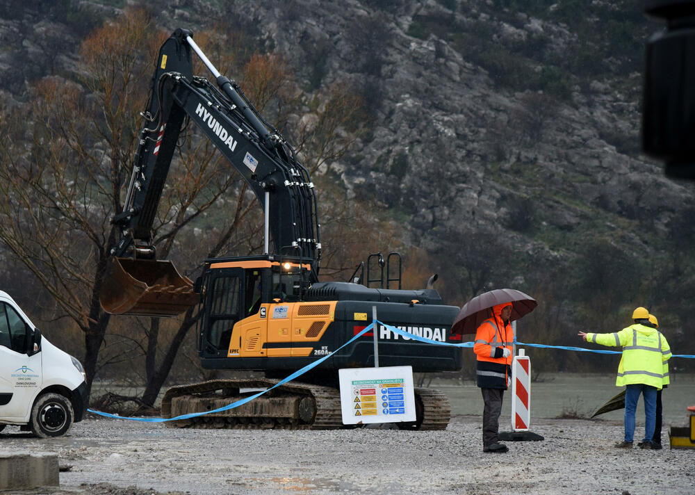 <p>Ministarstvo ekologije, prostornog planiranja i urbanizma izdalo je rješenje o uklanjanju objekta površine 315 metara kvadratnih i inženjerskog objekta</p>