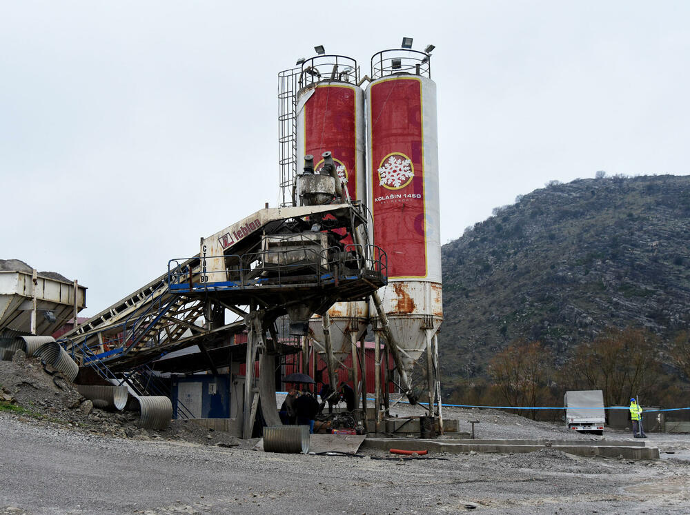 <p>Ministarstvo ekologije, prostornog planiranja i urbanizma izdalo je rješenje o uklanjanju objekta površine 315 metara kvadratnih i inženjerskog objekta</p>