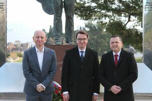 Maslenikov, Vojinović i Knežević položili cvijeće na spomenik...