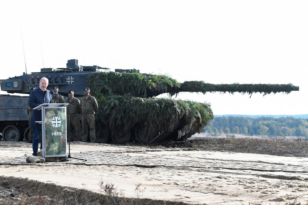 Njemački kancelar ispred tenka Leopard 2, Foto: Reuters